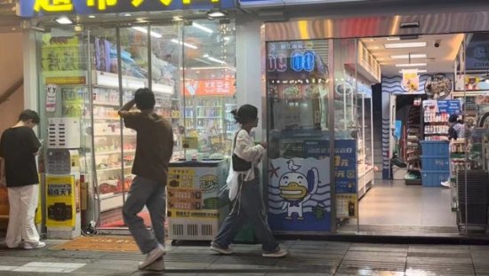 长沙夏夜的24小时便利店：卖给你想吃的小食，偷走你藏着的故事