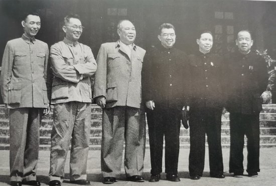 非常珍贵，1961年，华东六省省委第一书记合影，他们都是谁？