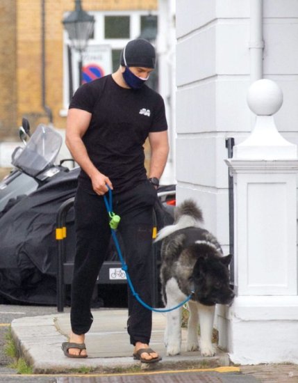 38岁大超亨利现身伦敦街头，穿人字拖遛狗，黑短袖藏不住胳膊...