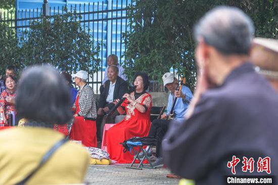 江西南昌街头的老年乐团：用音乐“奏响”晚年美好人生