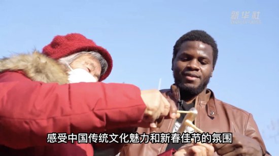 新华全媒+丨非洲留学生中国古镇迎新春