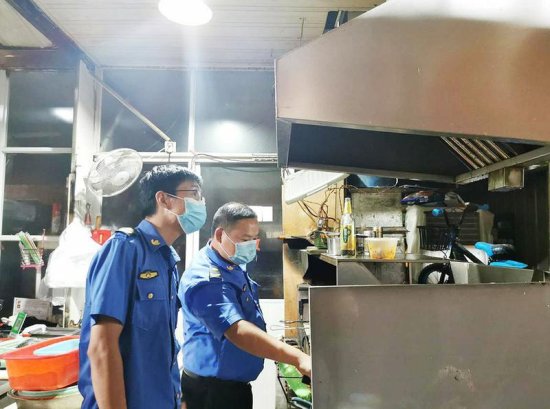东至县开展<em>餐饮服务业油烟污染</em>专项整治