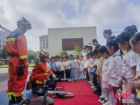 <em>泸州市</em>丹艳路幼儿园开展“消防在我心 安全伴我行”游学活动