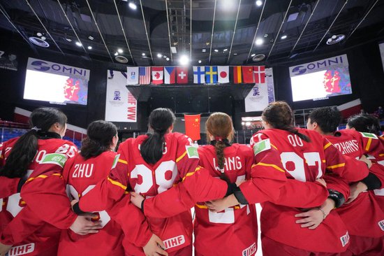 2024年世锦赛举行 中国女子冰球队无畏前行