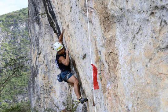 中国攀岩自然岩壁系列赛马山站 常胜将军刘加再夺冠
