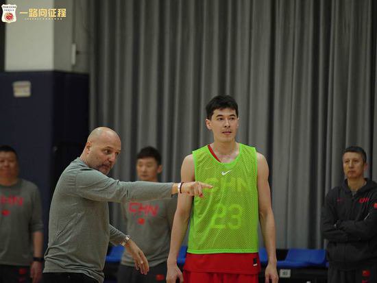 <em>中国男篮</em>在青岛开启新一期集训