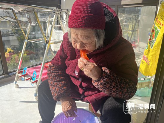 画面太美，64岁的儿带着102岁的娘两年吃遍衢城小吃店