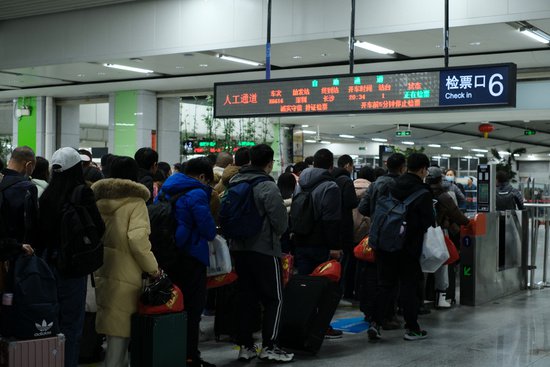 2024年春运深圳铁路首趟外来工团体专列开出