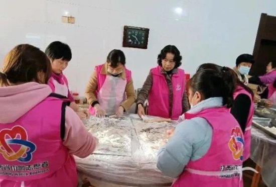 乐平市巾帼志愿者在寒风中第三次为疫情防控人员送温暖