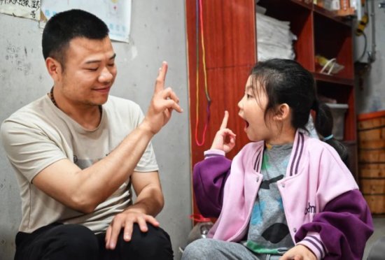 帮聋哑修脚爸爸当“翻译”的小女孩火了，她有一个愿望……