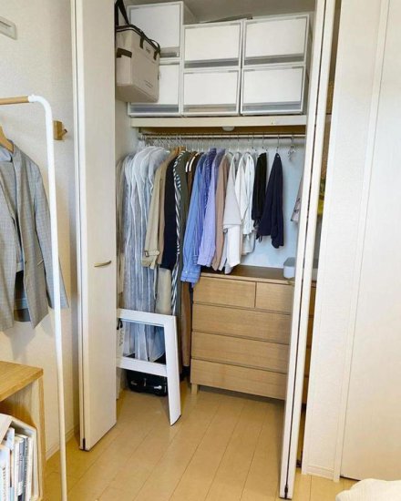 看了日本的衣柜，想把自己家的拆了重装，没有一块隔板却很实用...