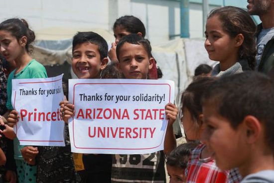 加沙儿童高举标语牌 向亲巴勒斯坦美国大<em>学生</em>致谢