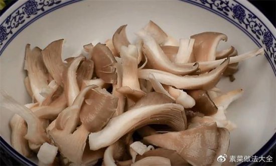 <em>炸蘑菇</em>是用面粉还是淀粉？很多人都搞不清楚，大厨教你正确做法