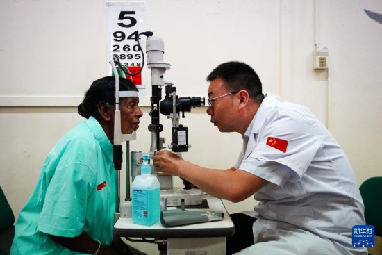 中国医疗队帮助<em>斯里兰卡</em>100名白内障患者重见光明