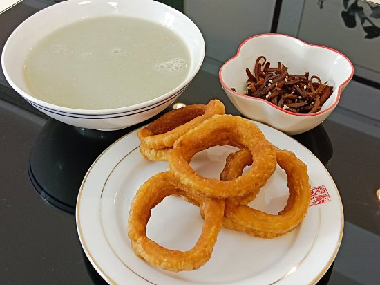 “<em>老北京小吃</em>十三绝”之焦圈：焦香酥脆，搭配豆汁最相宜