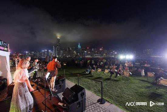 香港西九文化区推出“夜乐西九”，海滨草坪享受节庆氛围