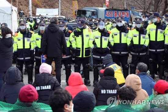 韩“萨德”基地今将运入建材 居民示威强烈反对