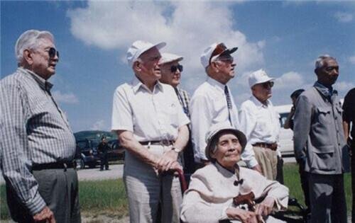 美国飞虎队队员来华，向一位92岁老太单膝跪地，叫她“天使姐姐...