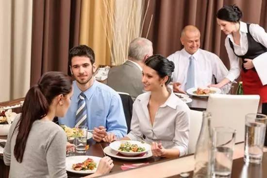 <em>餐饮服务礼仪培训大全</em>，让你的餐厅更受欢迎