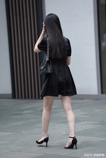 黑色V领束腰花边裙，和另类的黑色<em>锁骨链</em>，大众的配饰小众的风格