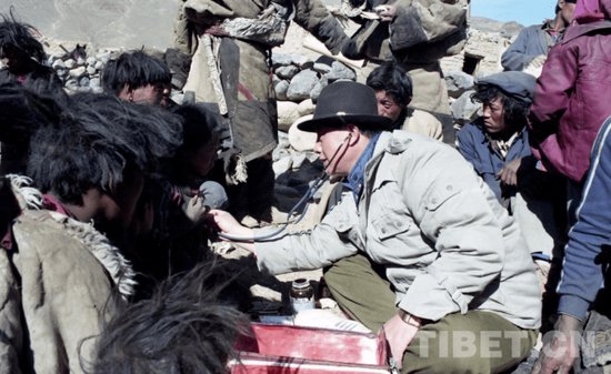 狮泉河烈士陵园祭奠孔繁森同志活动在西藏阿里举行