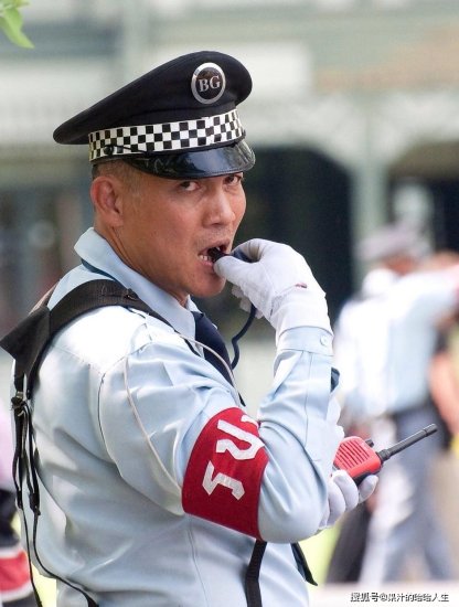 紧身衣，大檐帽外加超酷墨镜，泰国警察的“时尚秀”