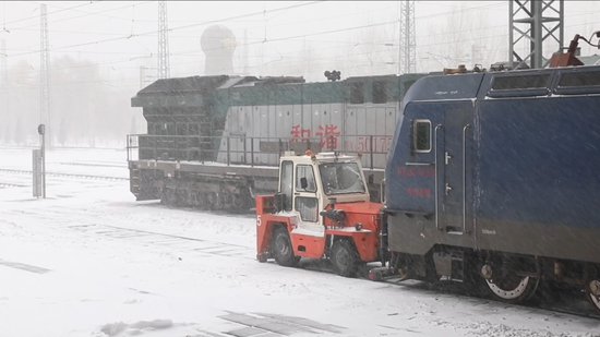 新华全媒+｜以雪为令 中国最北省份全力保障铁路畅通