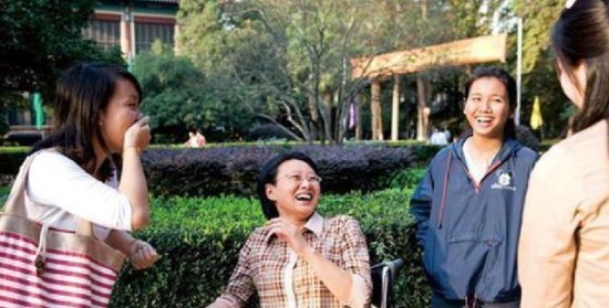 她因误诊瘫痪，29岁成中国首位轮椅<em>女</em>博士，如今是双一流高校...
