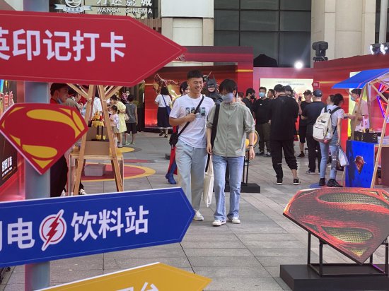 《闪电侠》举行中国首映式，超级英雄派对点燃粉丝热情