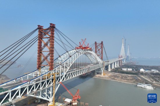 江苏常州：常泰长江大桥录安洲专用航道桥合龙