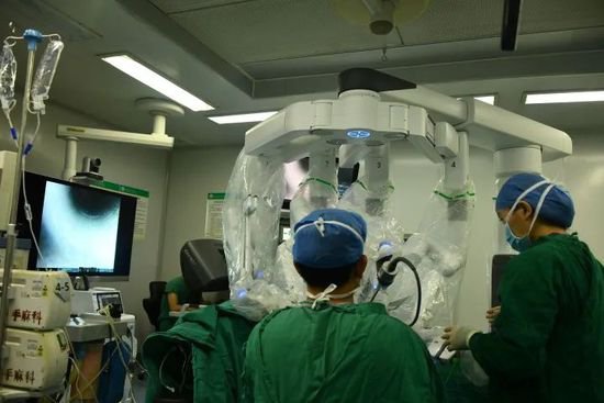 自治区人民医院成功实施第<em>100例</em>达芬奇机器人手术 拓展全区外科...