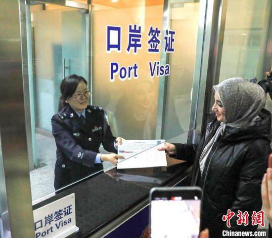 新疆迎来今年首个持口岸团体旅游签证的外国<em>旅游团</em>