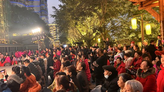 翠屏区合江门街道：“众筹”式首届社区春晚欢乐举行