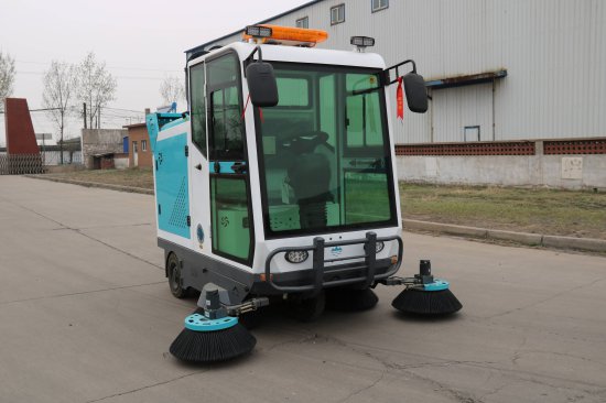 <em>如何选择适合自己的</em>电动驾驶式扫地车？