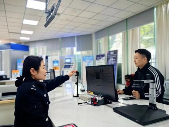 两江公安优化出入境服务 让市民办事更便捷