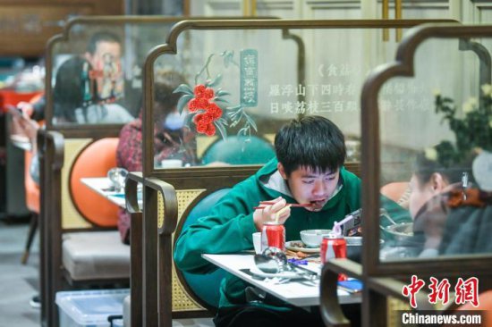 <em>广州</em>餐饮商家鏖战春节消费旺季 2万家餐厅“春节堂食不打烊”