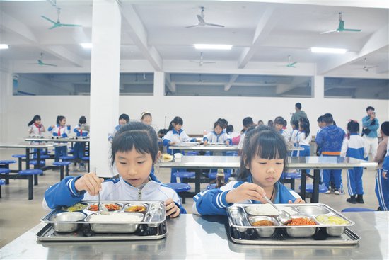 <em>屯昌</em>25所学校开展午餐午休服务 惠及8500余名学生
