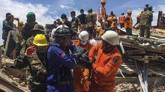 <em>柬埔寨</em>一<em>在建大楼坍塌</em>致42死伤 疑有中国工人被困
