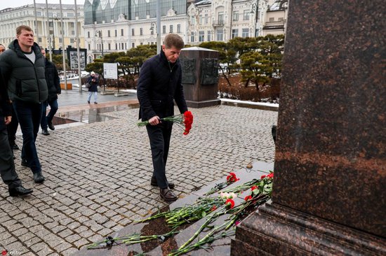 <em>俄罗斯</em>滨海边疆区行政长官献花悼念莫斯科近郊恐袭事件遇难者