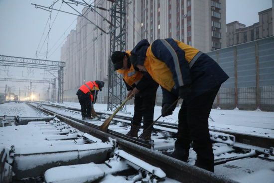<em>锦州</em>工务段以雪为令 积极应对首轮降雪