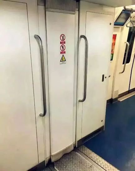 挤地铁挤到<em>平板电脑</em>变“曲面屏”！车厢里这个位置别站！