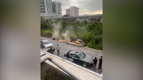 马来西亚一处道路因大雨发生坍塌<em> 5辆汽车</em>掉入水渠