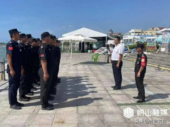 第33届青岛国际啤酒节保安营救因涨潮被困游客 往返数趟成功营救