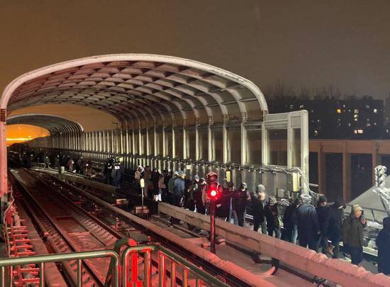 北京地铁就昌平线事故道歉：承担自行离开乘客的治疗恢复费用