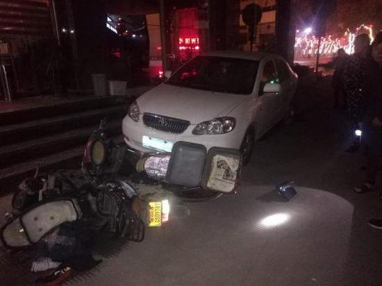 台州一女子开着奔驰深夜连撞6车 最后弃车逃逸