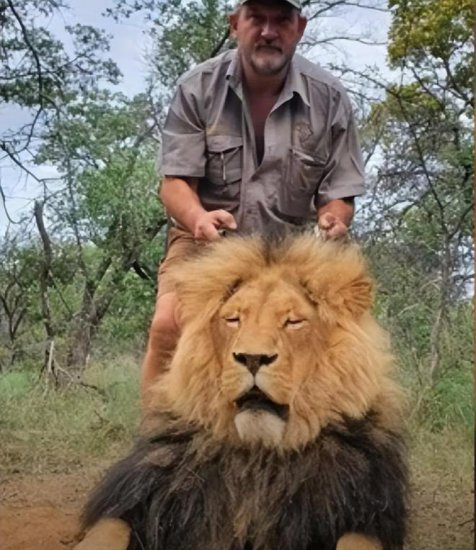 恶有恶报:专杀狮子大象的奖杯猎人在南非被伏击的<em>劫匪开枪打死</em>