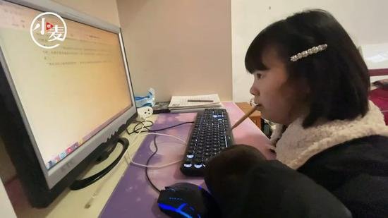 27岁残疾女孩用嘴咬着木棍<em>电脑打字</em> 10年间写作约200万字
