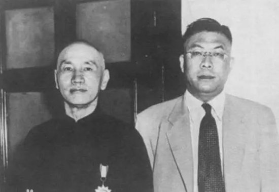 1949年，蒋介石不断溃败，突然选择退守台湾！是背后哪位高人...