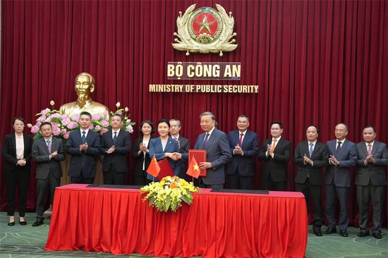 贺荣会见越南公安部部长苏林和越共中央内政部部长潘庭濯