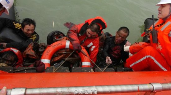 <em>连云港附近</em>海域一货船沉没 5人获救